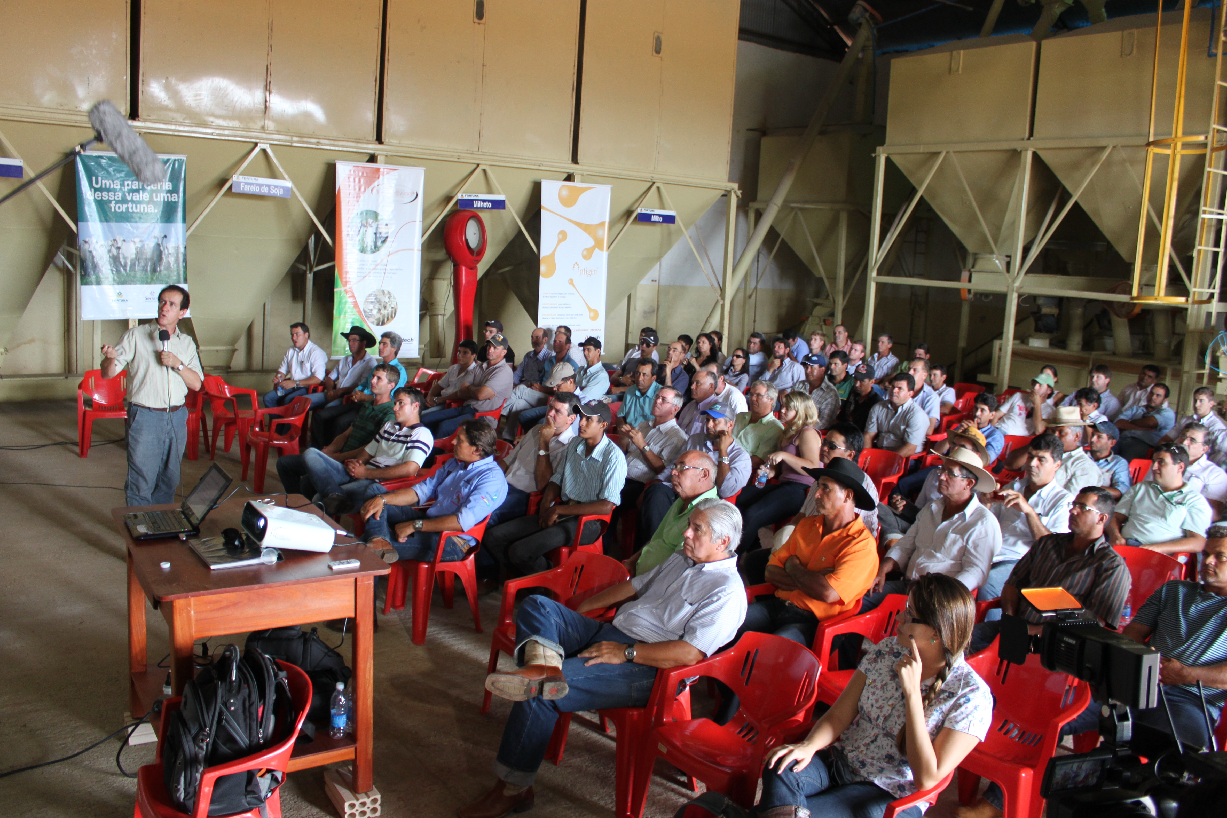 Foto 1: 1º Encontro de Pecuaristas - Visita à fábrica